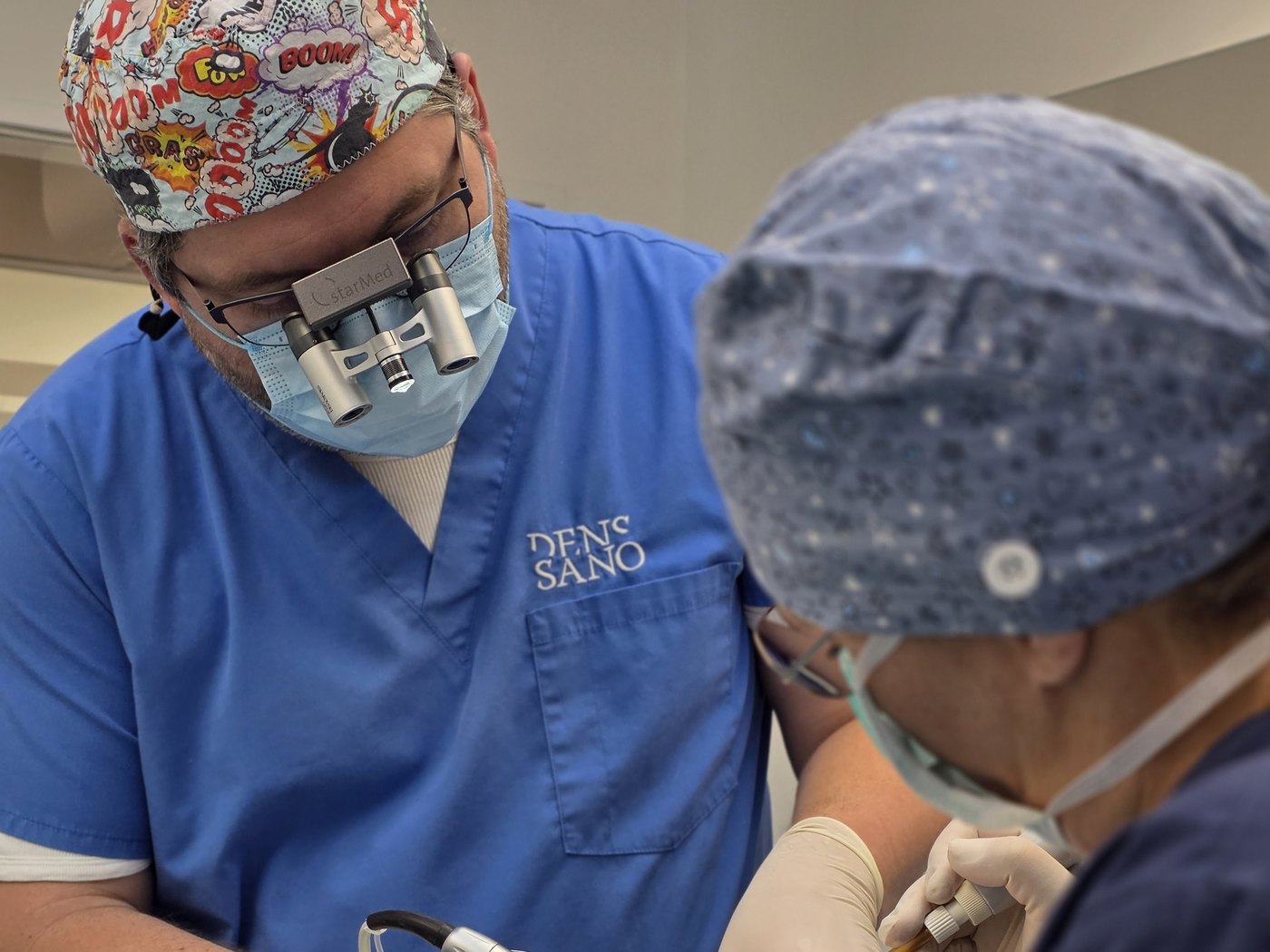 Jan Paehlke, Fachzahnarzt für Oralchirurgie, mit seiner Assistenz bei der Behandlung in der Praxis DensSano